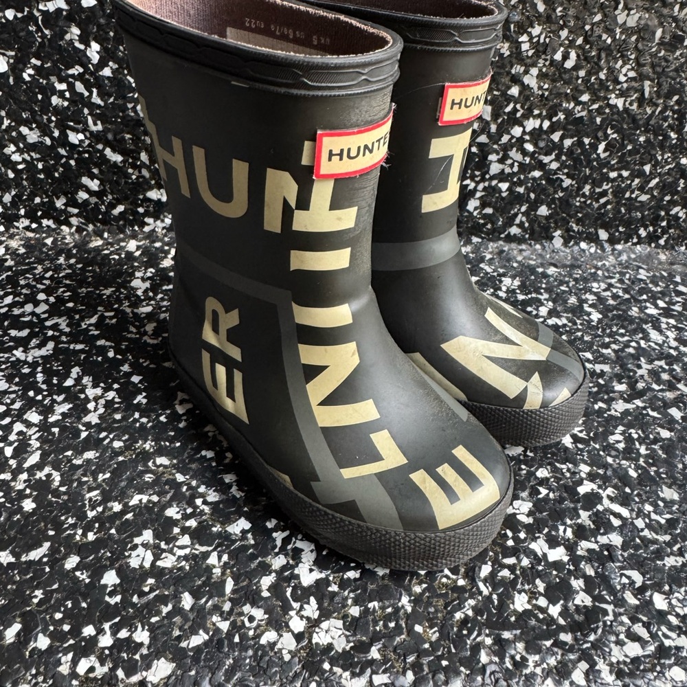 GUC Toddler Hunter Black and White Logo Rain Boots. Size 6